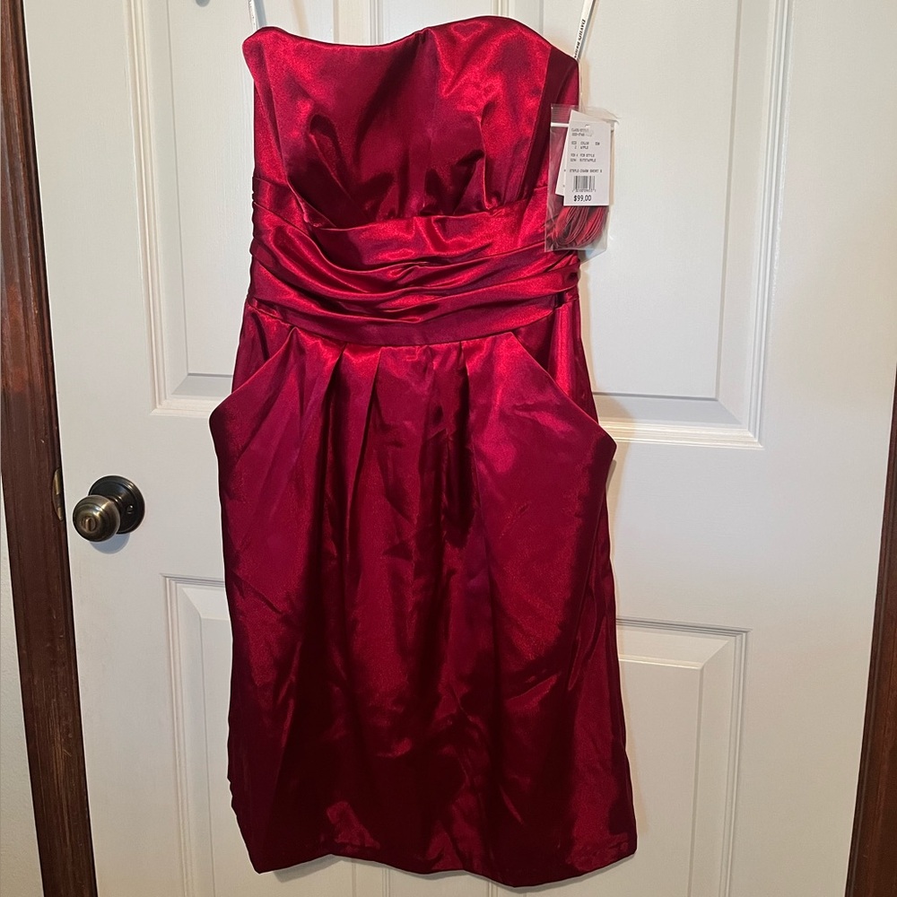 Women’s strapless cocktail dress. Perfect for prom or any formal occasion.